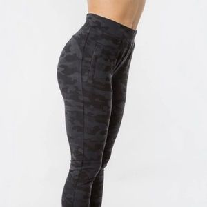 Alphalete Women's Premium Joggers (S)